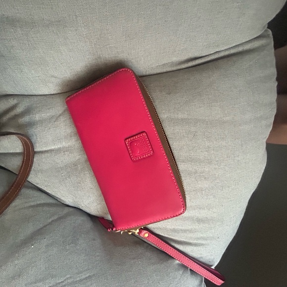 Dooney & Bourke Gretta signature heart tore with Florentine large fushia wallet - Picture 10 of 11